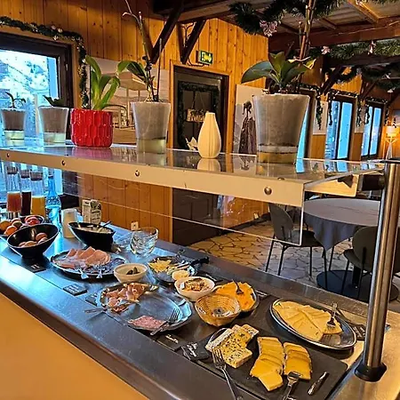 Hotel Logis Le Cairn 3*