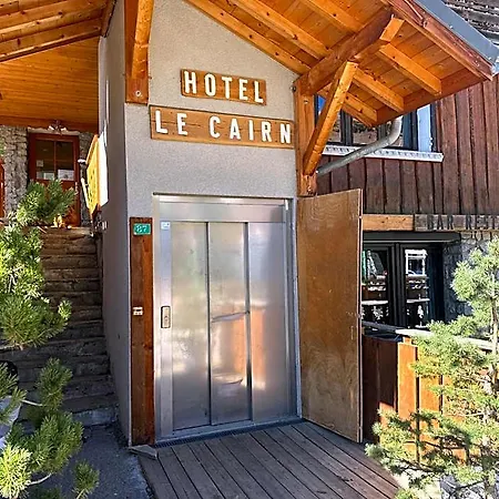 Hotel Logis Le Cairn 3*