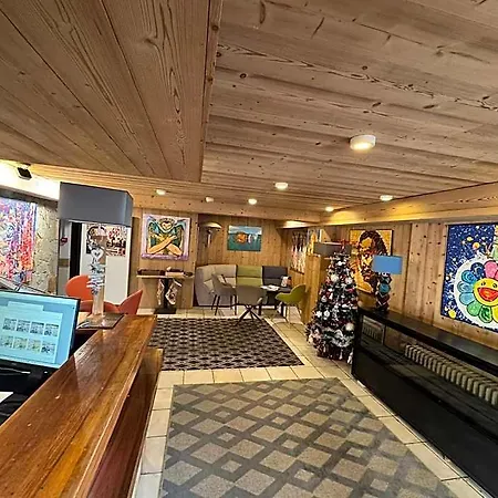 Logis Le Cairn Hotel